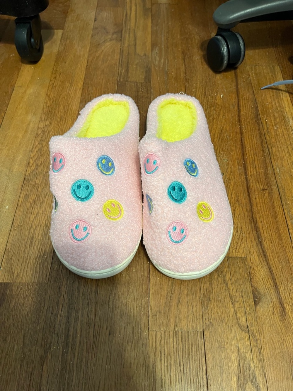 Women’s Pink Smile Embroidered One-Piece Slippers - Picture 2 of 3